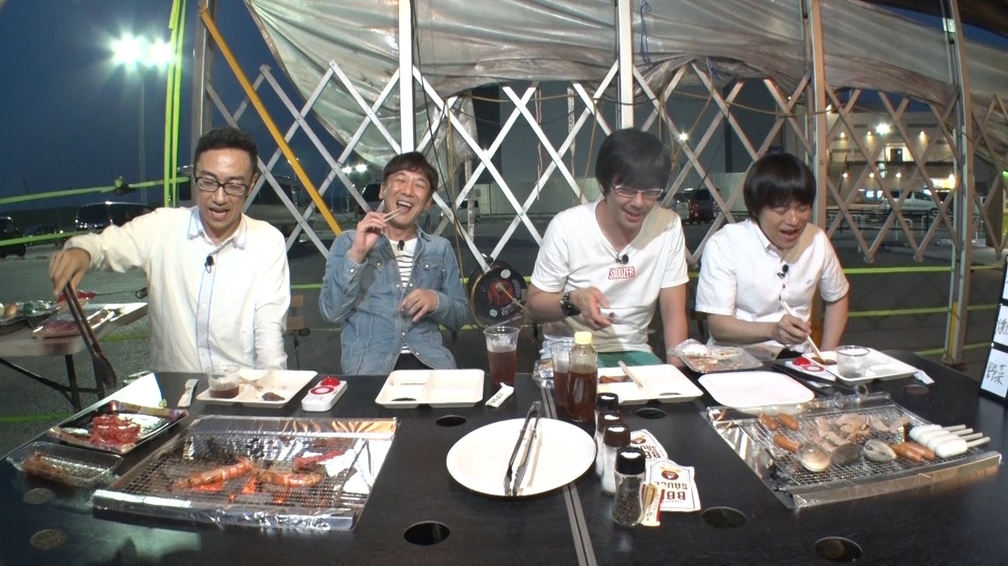 「青春バカリズム」でバーベーキューを楽しむバカリズム（右）と東京03。(c)テレビ朝日