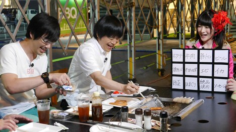 クイズを出題する神谷えりな（右）とバカリズム（中央）、東京03豊本（左）。(c)テレビ朝日