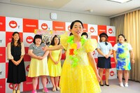 若手たちを報道陣に紹介する今くるよ。