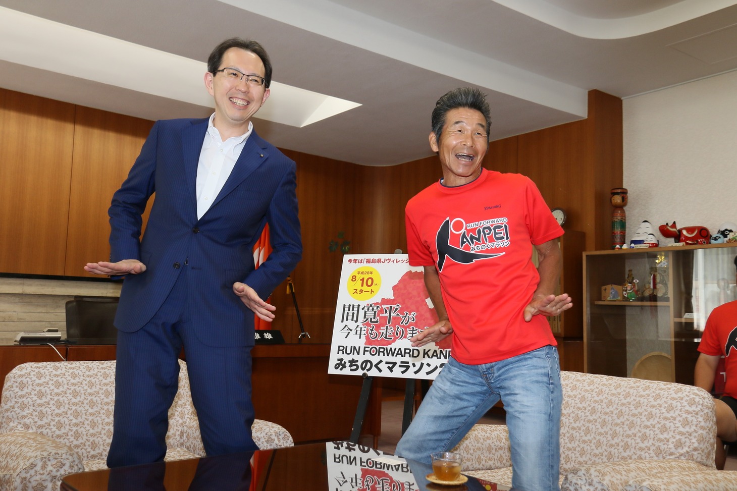 「RUN FORWARD KANPEI みちのくマラソン2016」のPRで持ちギャグ・チャチャマンボを披露する間寛平（右）と、内堀雅雄・福島県知事（左）。