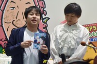 自身の顔がパッケージに掲載された「青い甘口カレー」を紹介するNON STYLE井上（左）と、南海キャンディーズしずちゃん。