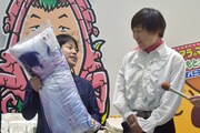 自身の抱き枕グッズを紹介するNON STYLE井上(左)と、南海キャンディーズしずちゃん(右)。