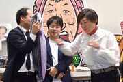 トレンディエンジェル斉藤(左)が持つNON STYLE井上(中央)の抱き枕にパンチを放り込む南海キャンディーズしずちゃん(右)。