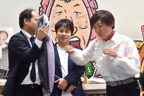 トレンディエンジェル斉藤(左)が持つNON STYLE井上(中央)の抱き枕にパンチを放り込む南海キャンディーズしずちゃん(右)。