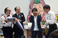 「よしもとOMOTESANDO SHOP」にて販売されているNON STYLE井上（右から2人目）の抱き枕グッズにパンチを放り込んだ南海キャンディーズしずちゃん（右）と、トレンディエンジェル。