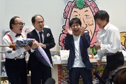 「よしもとOMOTESANDO SHOP」にて販売されているNON STYLE井上(右から2人目)の抱き枕グッズにパンチを放り込んだ南海キャンディーズしずちゃん(右)と、トレンディエンジェル。