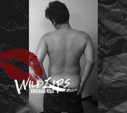 「WILD LIPS」のジャケットを再現するサンドウィッチマン富澤。