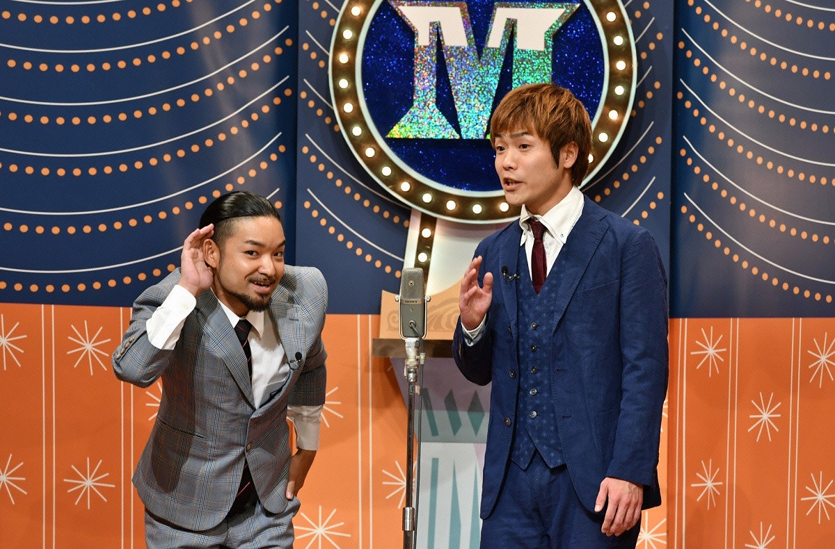 漫才でトークテーマを発表するキンニクキンギョ。(c)読売テレビ