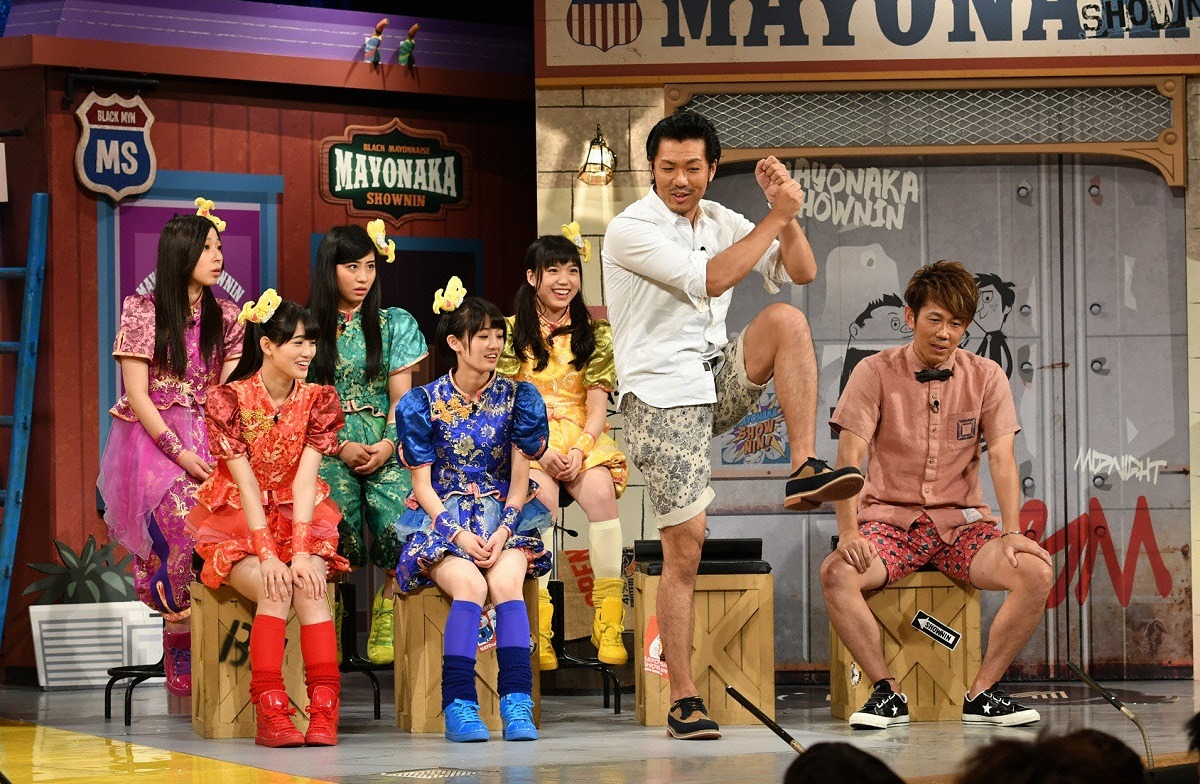 左からチームしゃちほこ、トータルテンボス。(c)読売テレビ