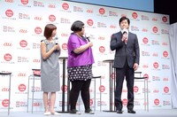 左から福田萌、メイプル超合金。