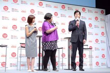 左から福田萌、メイプル超合金。