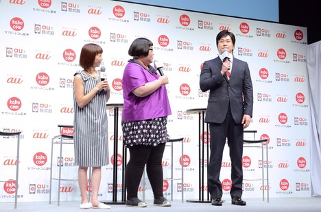 左から福田萌、メイプル超合金。