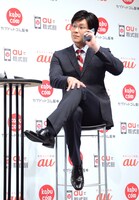 証券マンふうのポーズをとるメイプル超合金カズレーザー。