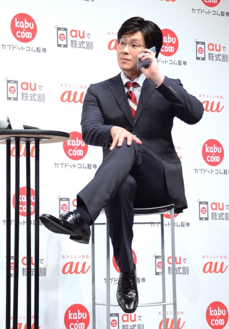 証券マンふうのポーズをとるメイプル超合金カズレーザー。