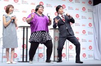 左から福田萌、メイプル超合金。