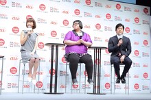 左から福田萌、メイプル超合金。