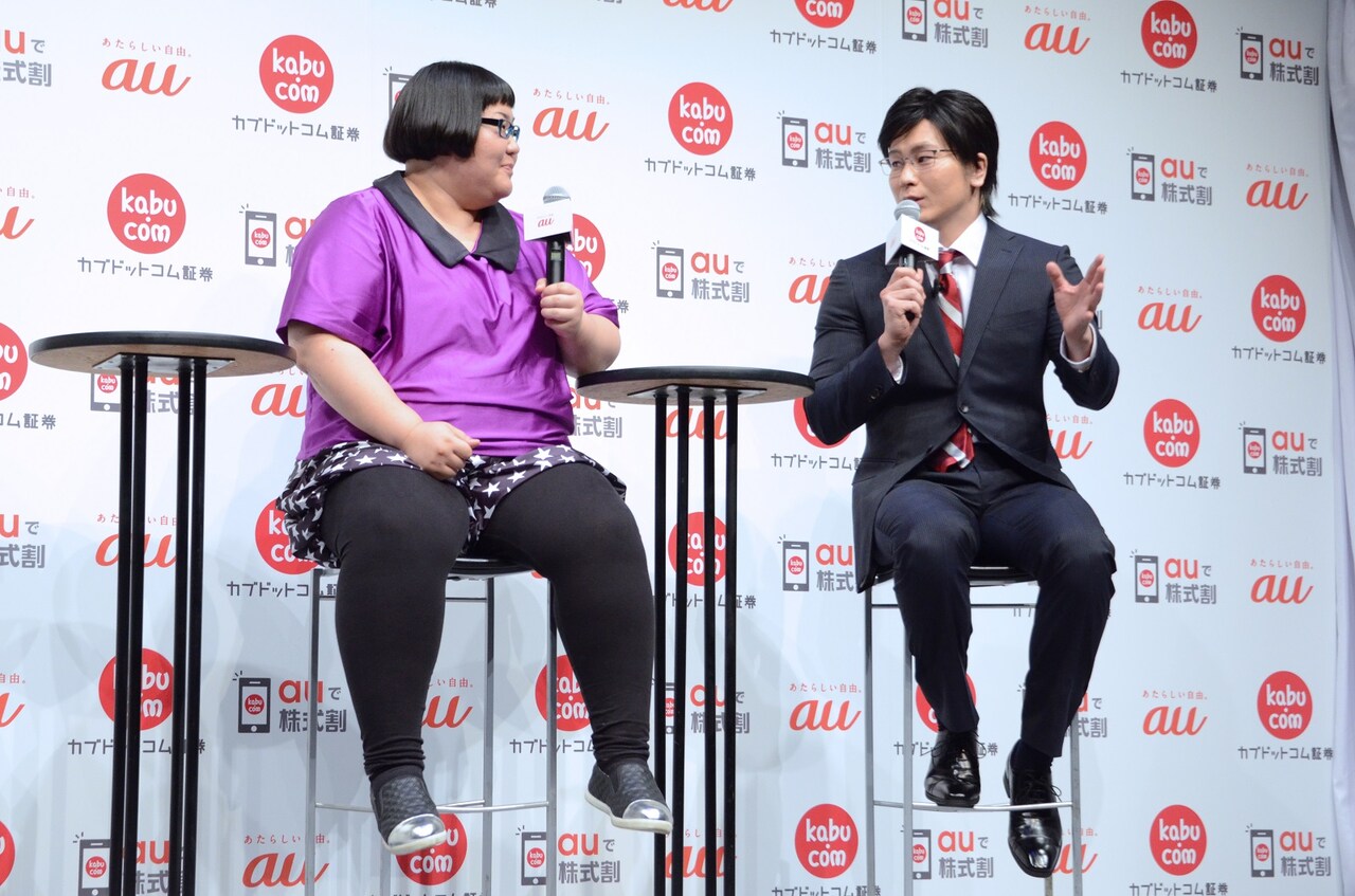 トーク中のメイプル超合金。