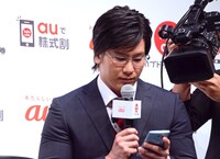 「kabu.com for au」を体験するメイプル超合金カズレーザー。