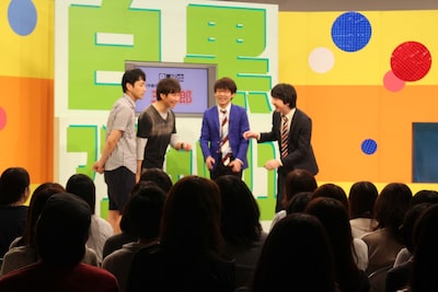 左からアンジャッシュ、三四郎。(c)チバテレ