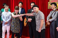 拳をつきあわせるまとばゆうとどぶろっく江口。