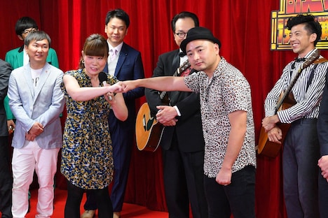 拳をつきあわせるまとばゆうとどぶろっく江口。