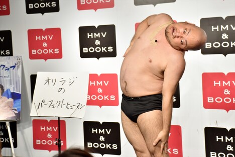 ネタを披露するハリウッドザコシショウ。