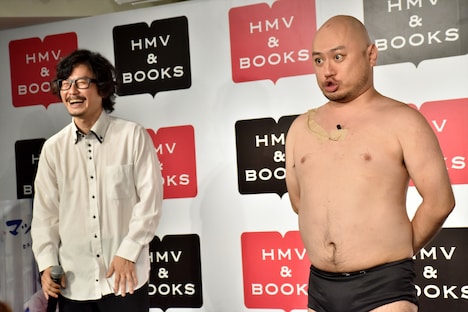 マツモトクラブ(左)とのネタ対決に敗れた罰ゲームとして、マツクラからのリクエストによって九官鳥のモノマネを披露するハリウッドザコシショウ(右)。