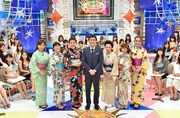 「山里と100人の美女 真夏の女子会 大告白SP」に出演する南海キャンディーズ山里（中央）と女性出演者たち。(c)TBS
