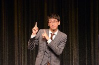 あげあげポーズを披露する安田。