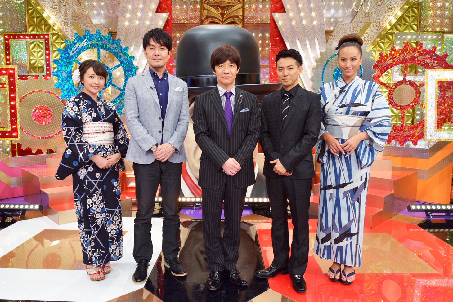 左から相内優香（テレビ東京アナウンサー）、土田晃之、内村光良、ピース綾部、道端アンジェリカ。(c)テレビ東京