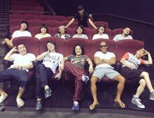 イベント「永野と一緒に映画館でΩを観よう！」を実施した永野（前列中央）。