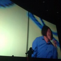 上映中、スクリーンの中の自分とコール＆レスポンスする永野。