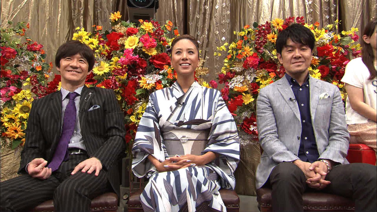 ネタを鑑賞する内村光良（左）ら。(c)テレビ東京