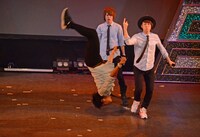 バック宙を決めるおばたのお兄さん。