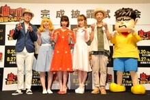 「鷹の爪8 ～吉田くんのX（バッテン）ファイル～」の舞台挨拶に登壇した、ハリセンボンはるか（左から2人目）ら。(c)「鷹の爪8」製作委員会