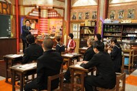 オリエンタルラジオ中田（左端）による授業のワンシーン。(c)テレビ朝日