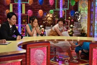 「有吉弘行のダレトク!?」で、佐藤栞里（右から2人目）の足のにおいを嗅ごうとする出川哲朗（右端）。(c)関西テレビ