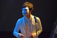 仮面を着けた塩チョ（西村ヒロチョ）。