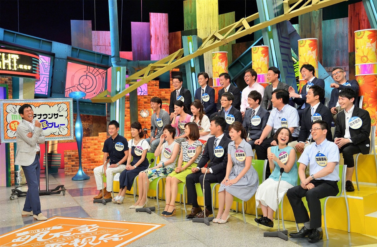 明石家さんまとMBSアナウンサーたち。(c)MBS