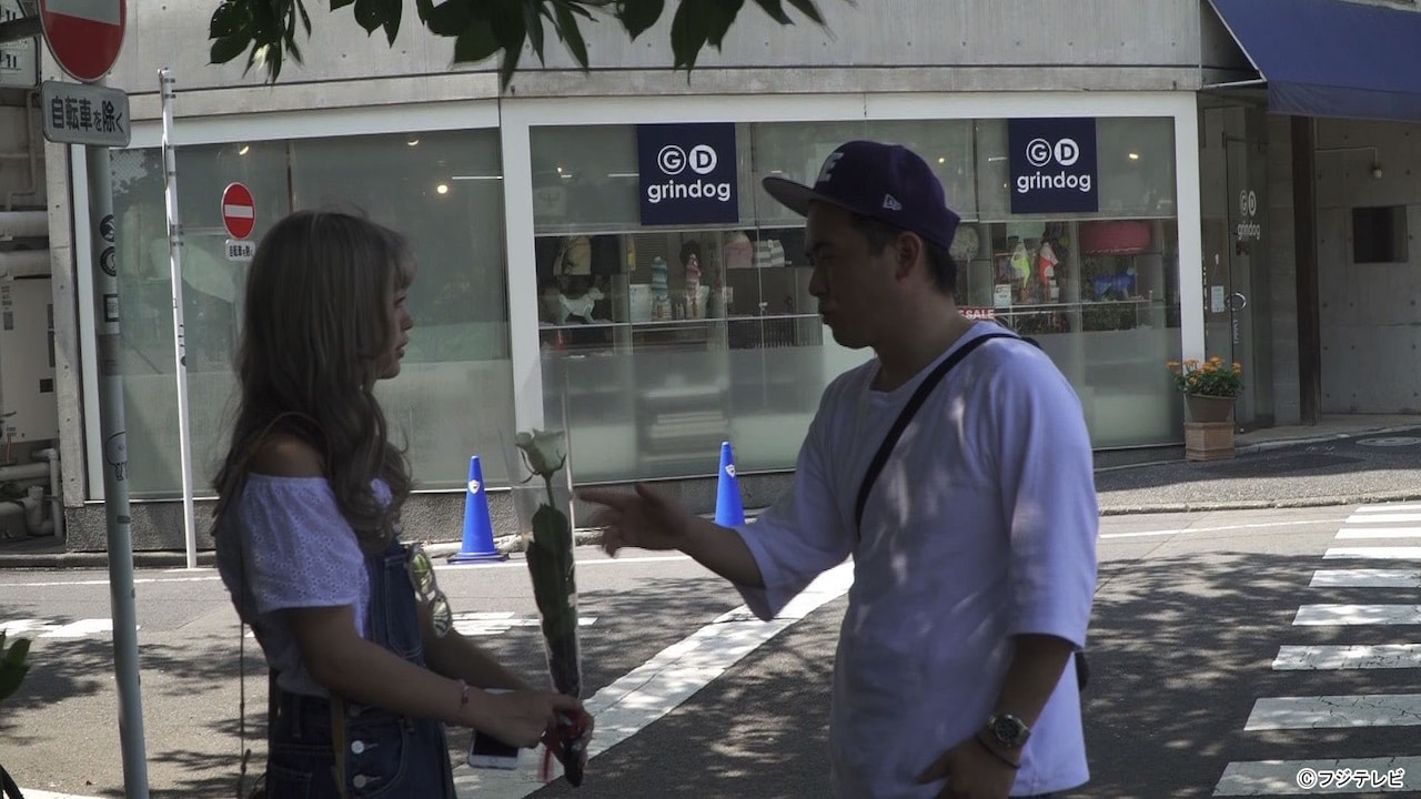 「モシモノふたり～タレントが“おためし同居生活”してみました～」で藤田ニコル（左）に一輪の白いバラをプレゼントするトレンディエンジェル斎藤（右）。