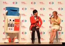 左から東貴博、菊地亜美。