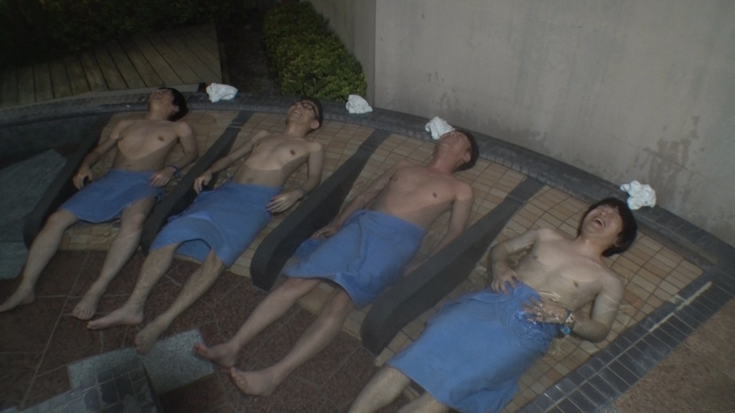 温泉を楽しむバカリズム（右）と東京03。(c)テレビ朝日