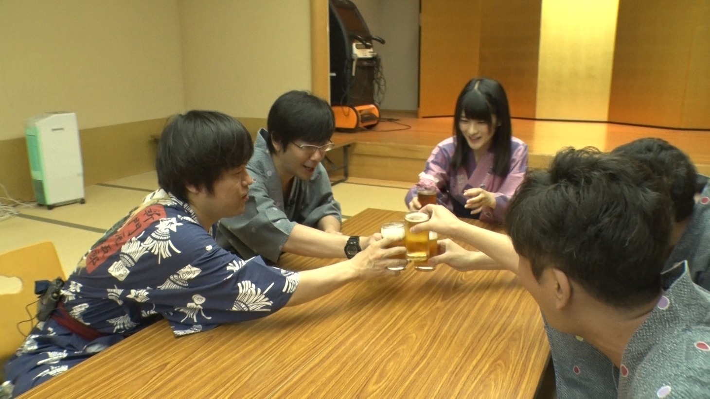 乾杯する出演者たち。(c)テレビ朝日