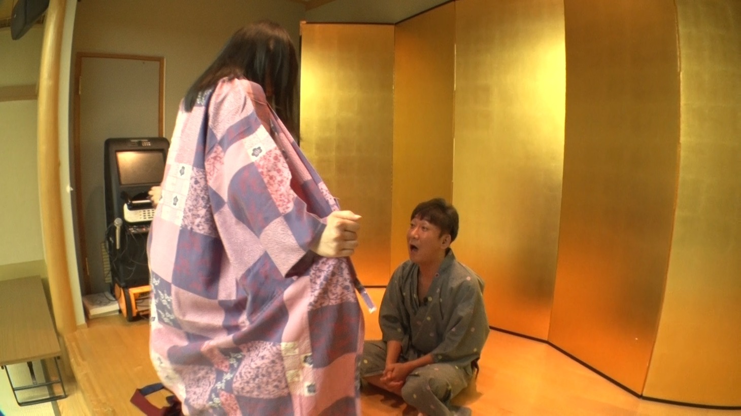 神谷えりなからご褒美をもらう東京03飯塚（右）。(c)テレビ朝日