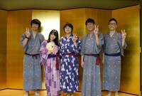 「青春バカリズム」で温泉を楽しむバカリズム（中央）、東京03、神谷えりな（左から2人目）。(c)テレビ朝日