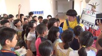 小学校を訪れるバナナマン日村。(c)TBS