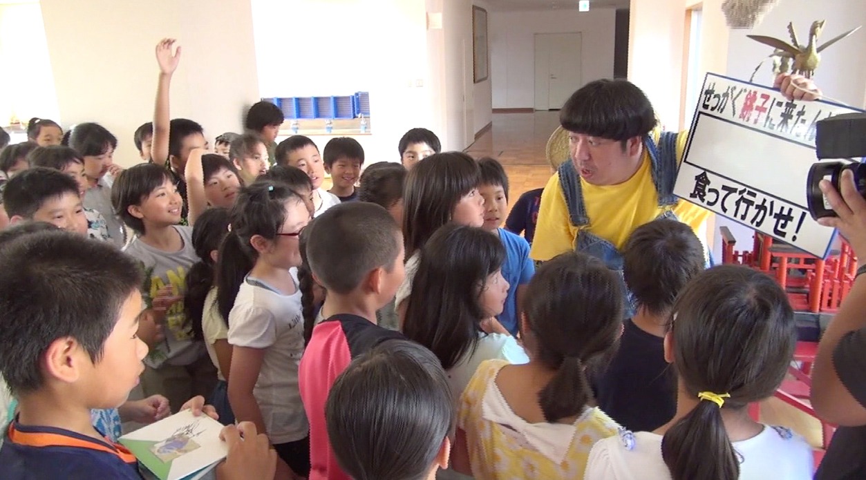 小学校を訪れるバナナマン日村。(c)TBS