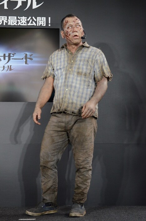 ゾンビメイクを施されたバイきんぐ西村。