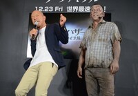 ミラ・ジョヴォヴィッチに対抗して「なんて日だ！」を披露するバイきんぐ小峠（左）。