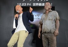 ミラ・ジョヴォヴィッチに対抗して「なんて日だ！」を披露するバイきんぐ小峠（左）。